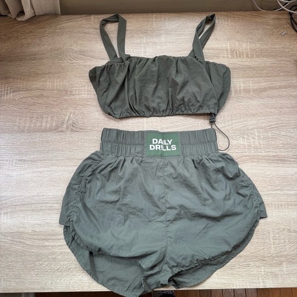 Daily Drills Bounce Set Bubble Crop Top Shorts Athletic Nylon in Green Medium - Picture 8 of 13